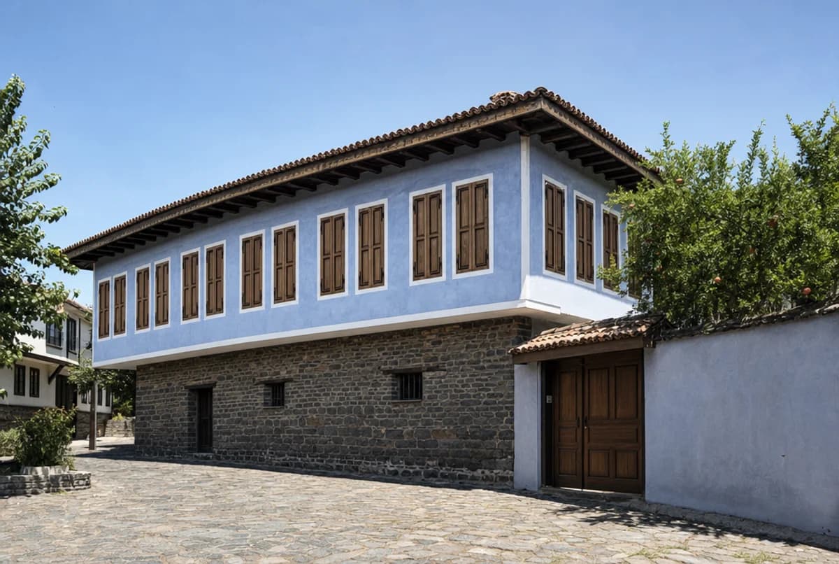 Bazalt ve şist zemin katı, çivit mavisi kireç badanalı cumbalı üst katı ve yüksek avlu duvarıyla Kula-Birgi kuşağından iç Ege evi