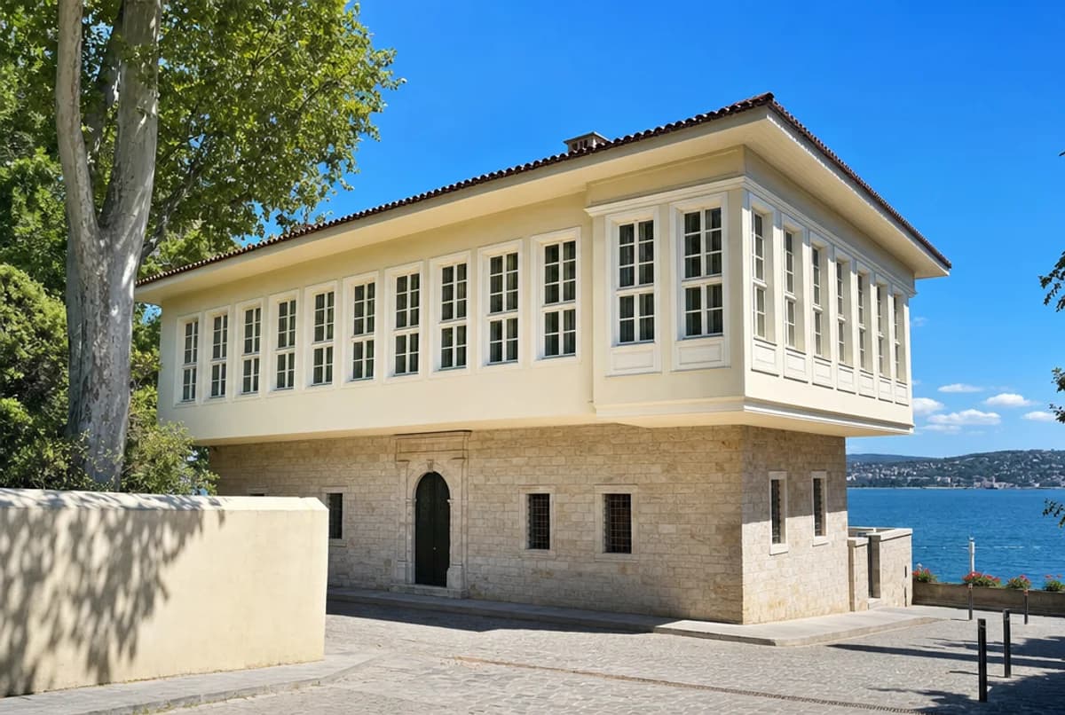Çatkısı tamamen sıvanın altında kalan düz kireç sıvalı cephesi ve payandasız temiz konsol cumbasıyla Boğaz kıyısında bağdadi tekniğiyle yapılmış İstanbul konağı