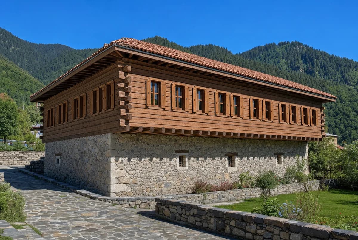 Şavşat yaylasında, köşelerinde kertme geçmelerle kenetlenip uçları dışarı taşan kalas duvarlı iki katlı çantı evi; alt katı moloz taş
