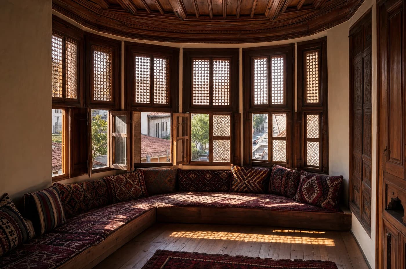 Cumbanın içinden: kafesli pencerelerden süzülen ışık, sediri ve kilim minderleri desen desen aydınlatıyor