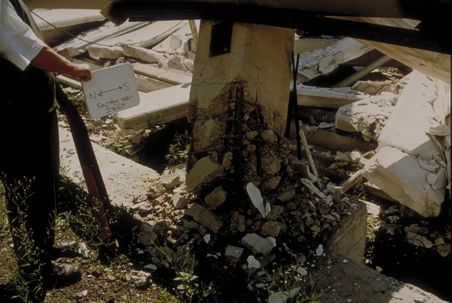 1999 depreminde İzmit yakınındaki bir fabrikada dibi dağılmış betonarme kolon; içindeki donatı demirleri açıkta kalmış