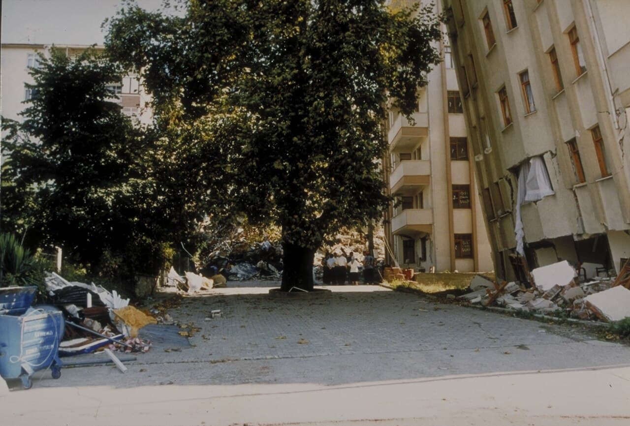 17 Ağustos 1999 depreminden sonra Değirmendere'de yana yatmış ve cephesi çatlamış betonarme apartman